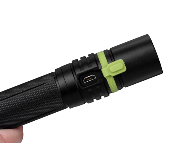  FENIX UC30 FLASHLIGHT – 2017 UPGRADE